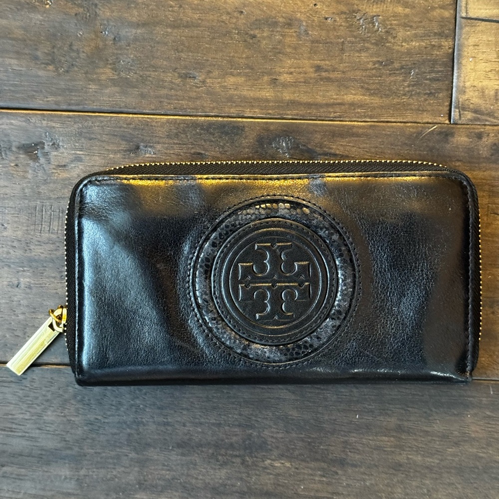 Tory Burch Black Leather Zip Wallet with Logo Medallion